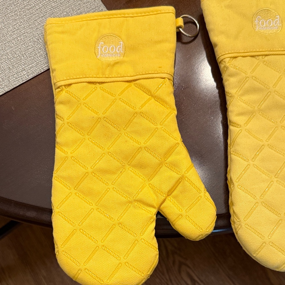 Yellow Quilted Oven Mitts - Picture 2 of 6